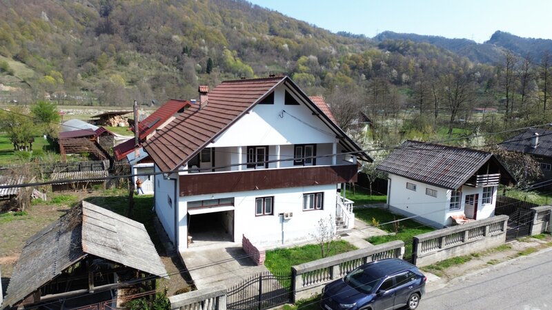 Brezoi, zona centrala, dar linistita, casa cu 5 camere.