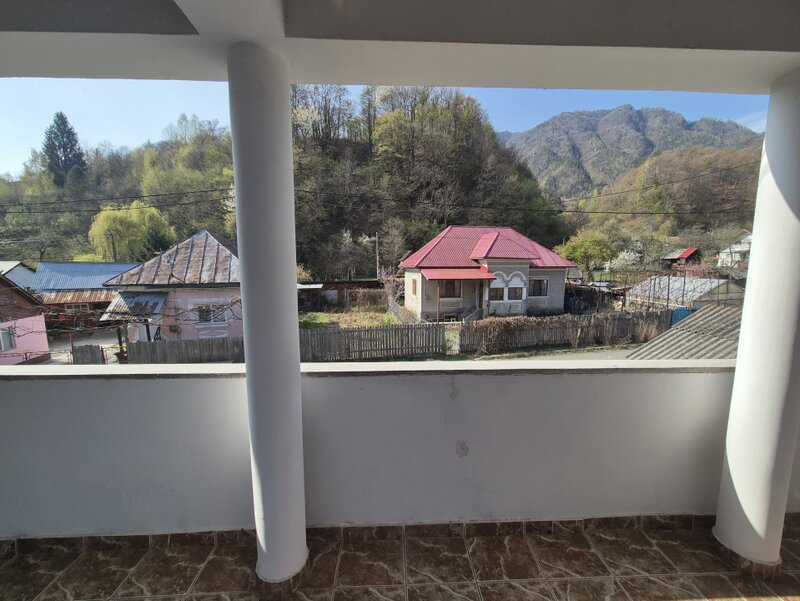 Brezoi, zona centrala, dar linistita, casa cu 5 camere.