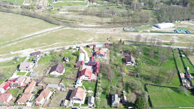 Brezoi, zona centrala, dar linistita, casa cu 5 camere.