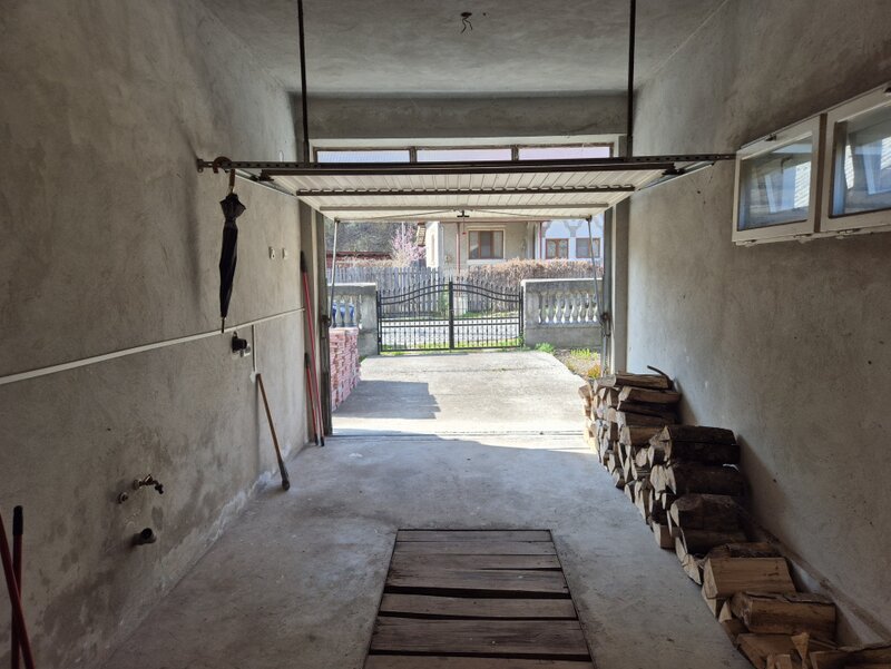 Brezoi, zona centrala, dar linistita, casa cu 5 camere.
