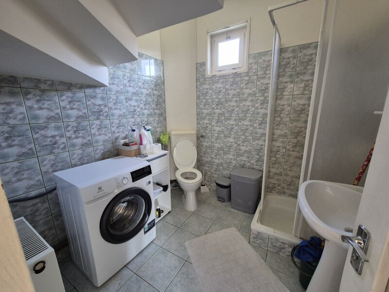 Brezoi, zona centrala, dar linistita, casa cu 5 camere.