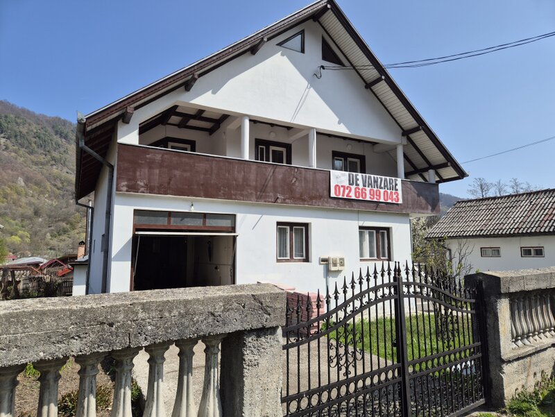 Brezoi, zona centrala, dar linistita, casa cu 5 camere.